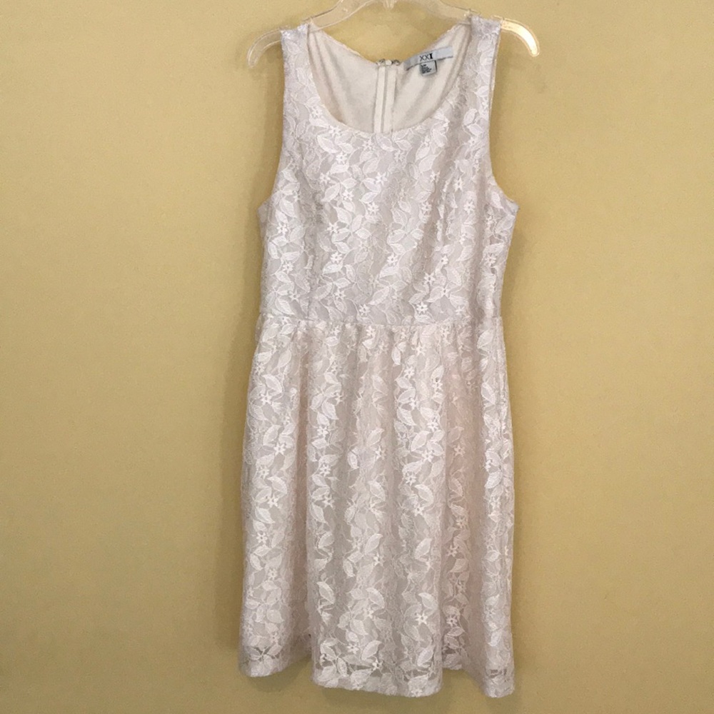 Women’s scoop neck lace cream dress